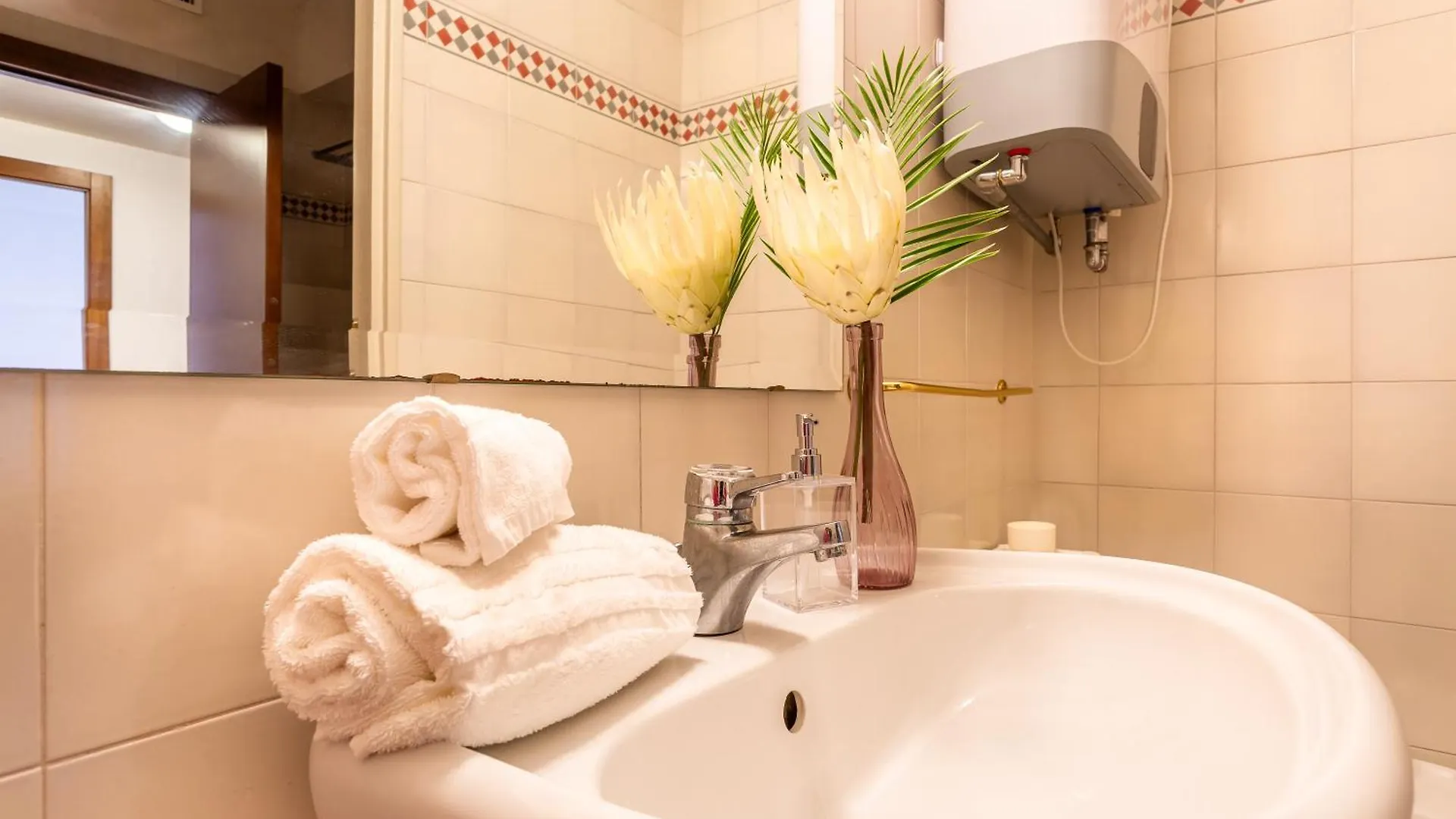 Iflat Lovely 2 Bedroom Apartment In Rione Monti Rome