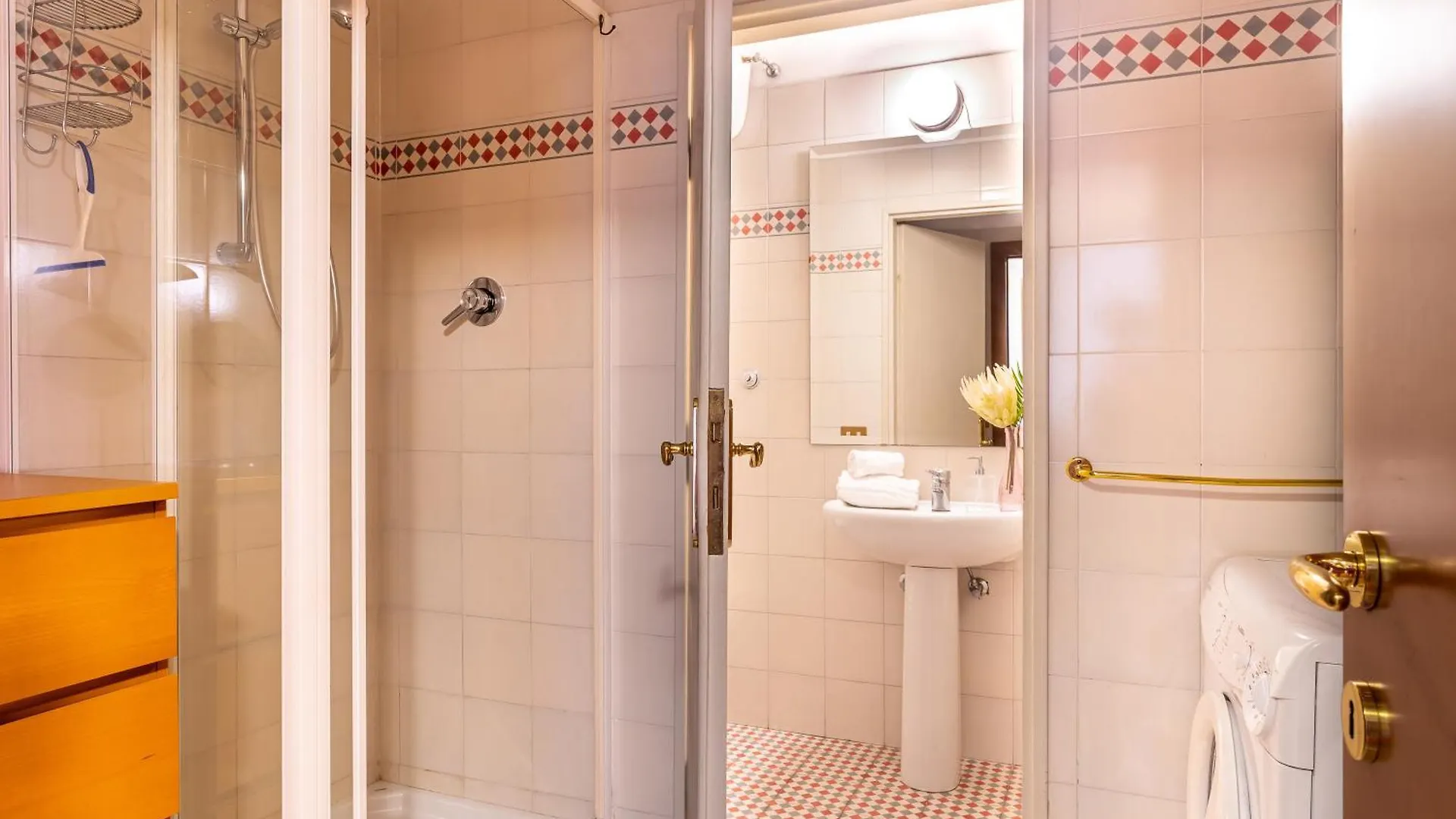 Iflat Lovely 2 Bedroom Apartment In Rione Monti Rome Italy
